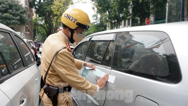 Hà Nội: CSGT xử lý ô tô chiếm lòng đường, vỉa hè ở quận Hoàn Kiếm - 1