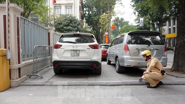 Hà Nội: CSGT xử lý ô tô chiếm lòng đường, vỉa hè ở quận Hoàn Kiếm - 12