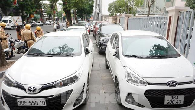 Hà Nội: CSGT xử lý ô tô chiếm lòng đường, vỉa hè ở quận Hoàn Kiếm - 5