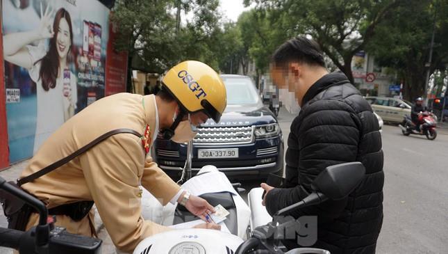 Hà Nội: CSGT xử lý ô tô chiếm lòng đường, vỉa hè ở quận Hoàn Kiếm - 6