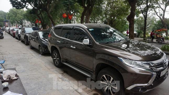 Hà Nội: CSGT xử lý ô tô chiếm lòng đường, vỉa hè ở quận Hoàn Kiếm - 7