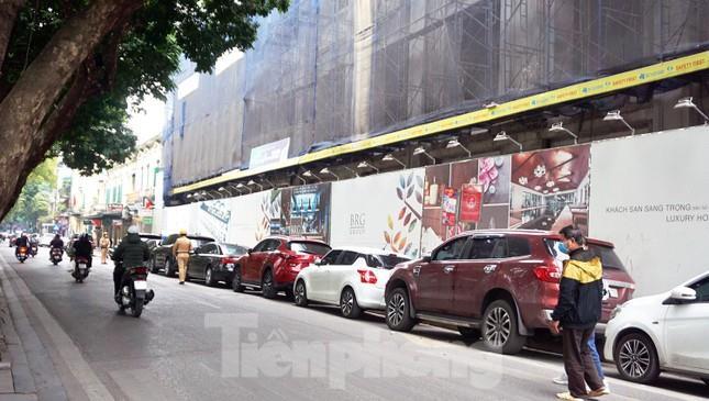 Hà Nội: CSGT xử lý ô tô chiếm lòng đường, vỉa hè ở quận Hoàn Kiếm - 3