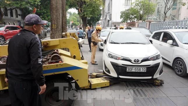 Hà Nội: CSGT xử lý ô tô chiếm lòng đường, vỉa hè ở quận Hoàn Kiếm - 10