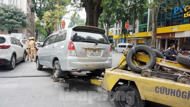 Hà Nội: CSGT xử lý ô tô chiếm lòng đường, vỉa hè ở quận Hoàn Kiếm - 9