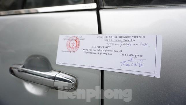 Hà Nội: CSGT xử lý ô tô chiếm lòng đường, vỉa hè ở quận Hoàn Kiếm - 11