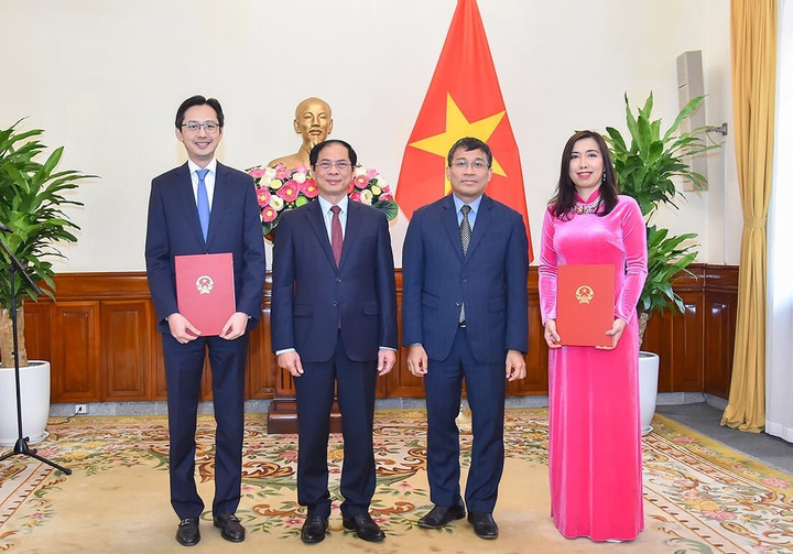 Bộ Ngoại giao trao quyết định của Thủ tướng cho hai tân thứ trưởng - 1