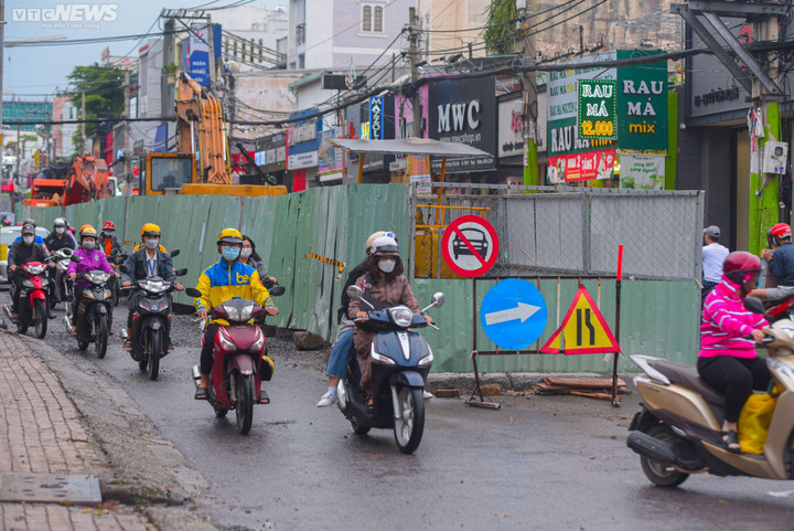TP.HCM: Thi công ì ạch, dân ám ảnh khi len qua lô cốt trên đường Võ Văn Ngân - 1