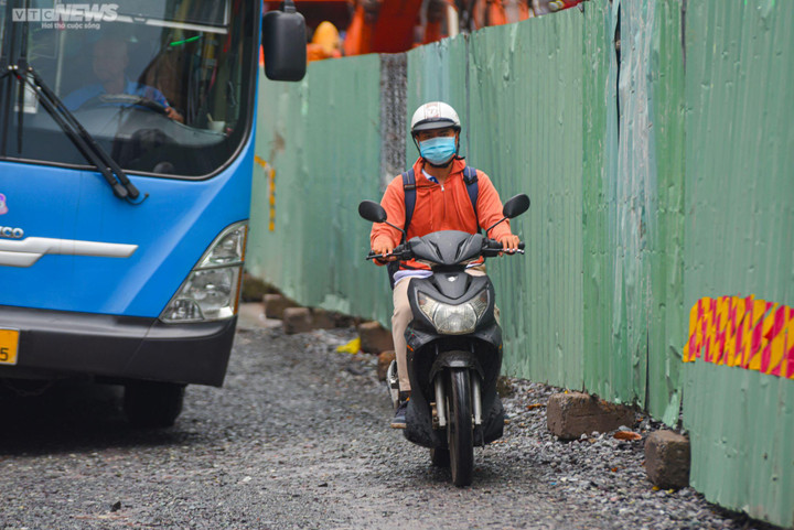 TP.HCM: Thi công ì ạch, dân ám ảnh khi len qua lô cốt trên đường Võ Văn Ngân - 6