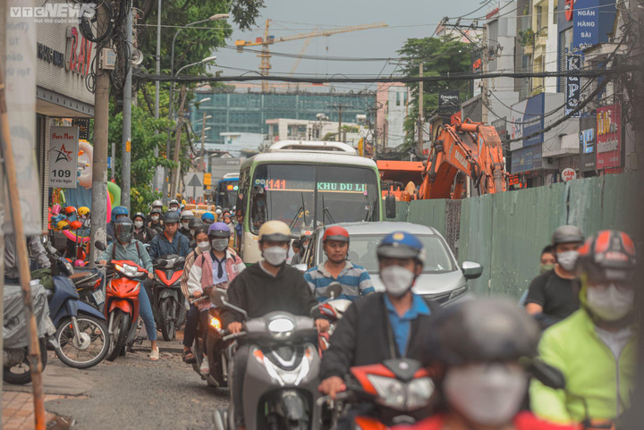 TP.HCM: Thi công ì ạch, dân ám ảnh khi len qua lô cốt trên đường Võ Văn Ngân - 3