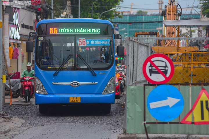 TP.HCM: Thi công ì ạch, dân ám ảnh khi len qua lô cốt trên đường Võ Văn Ngân - 5