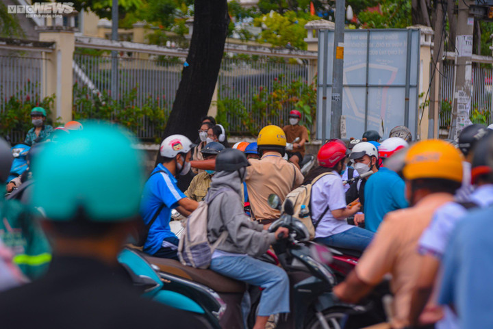 TP.HCM: Thi công ì ạch, dân ám ảnh khi len qua lô cốt trên đường Võ Văn Ngân - 9