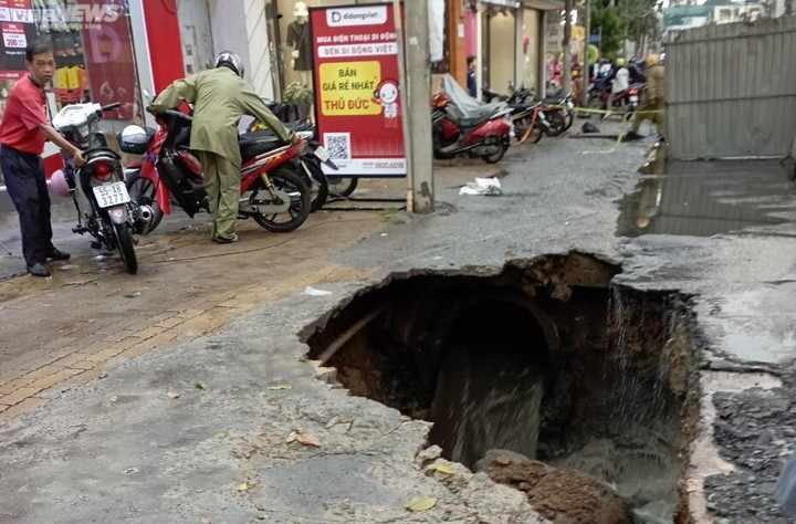 TP.HCM: Thi công ì ạch, dân ám ảnh khi len qua lô cốt trên đường Võ Văn Ngân - 7