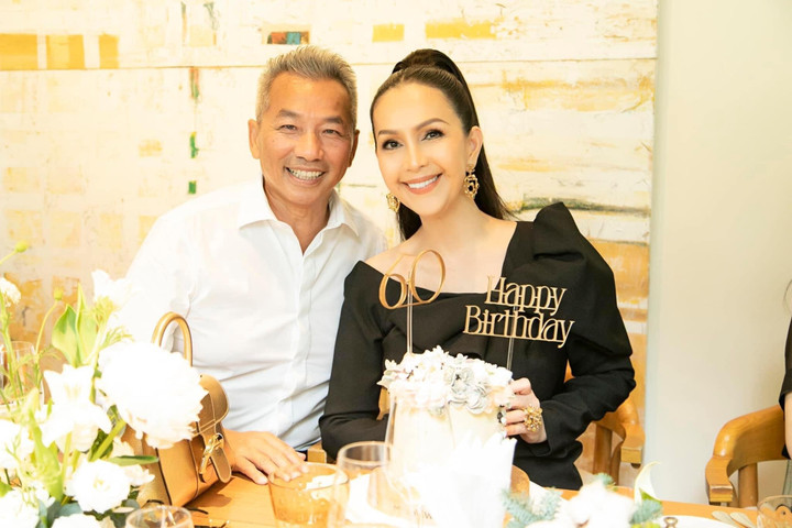 Sao Việt 10/12: Việt Hương cúng giỗ 2 năm ngày mất cố nghệ sĩ Chí Tài - 8