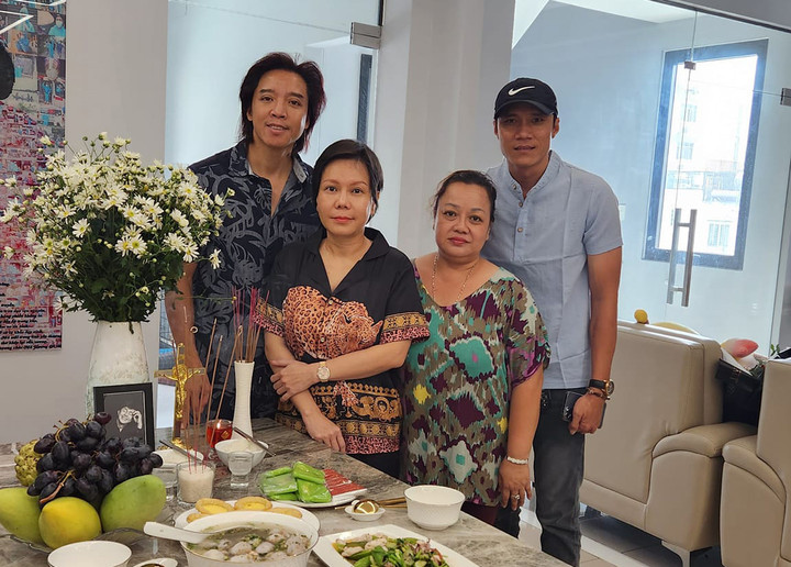 Sao Việt 10/12: Việt Hương cúng giỗ 2 năm ngày mất cố nghệ sĩ Chí Tài - 1