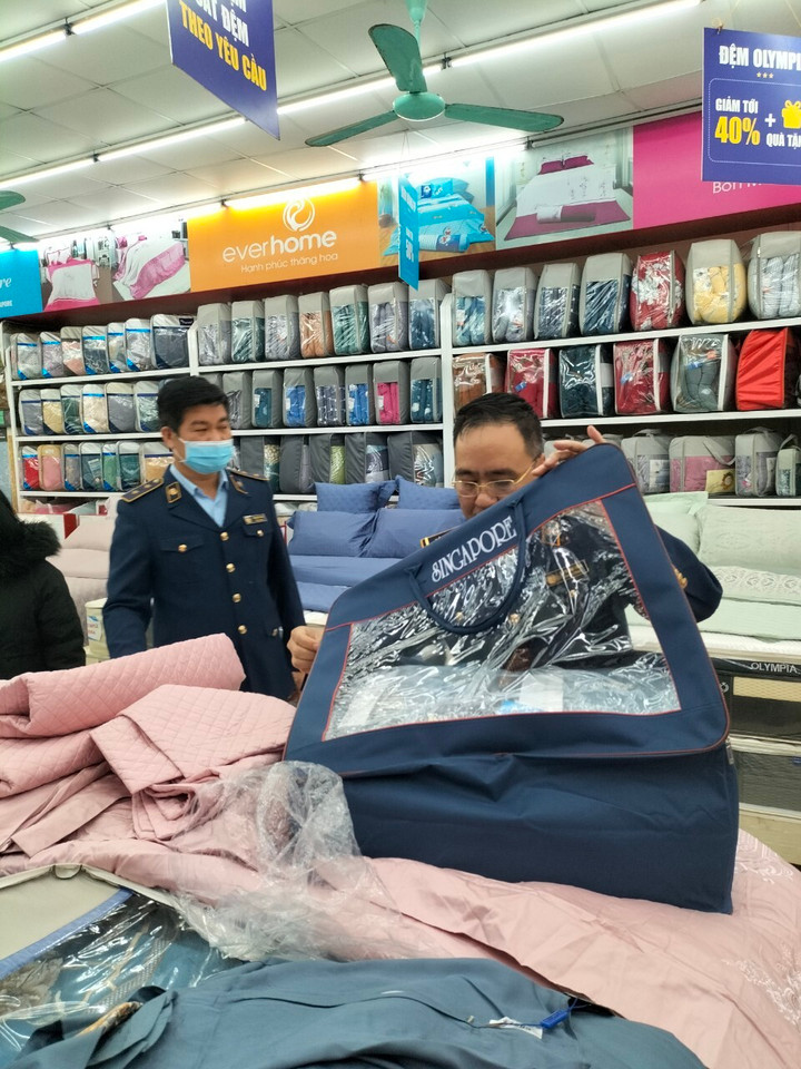 Thái Bình: Tạm giữ 64 bộ chăn ga gối trị giá hơn 200 triệu đồng - 1