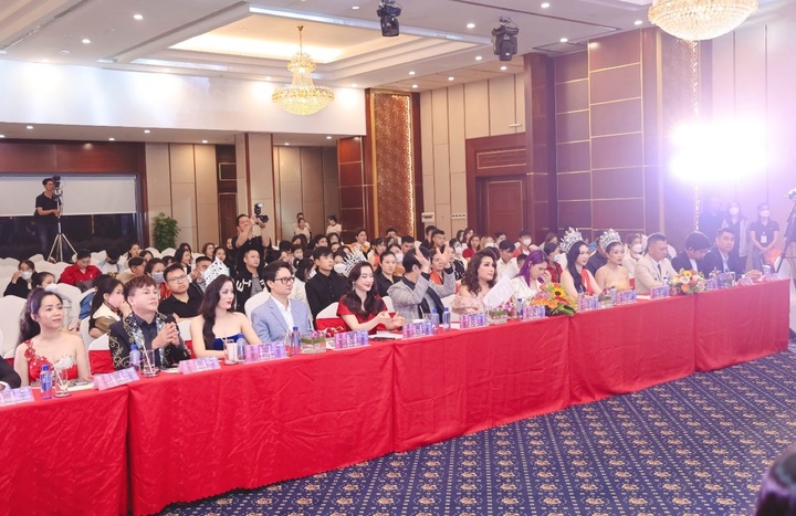 Dàn người đẹp nóng bỏng với bikini trong bán kết Hoa hậu Việt Nam Thời đại 2022 - 1