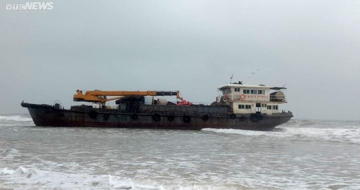 Tàu không người lái có chữ Trung Quốc trôi dạt vào bờ biển Quảng Trị - 1