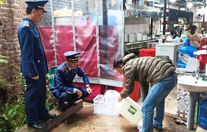 Thu giữ gần 100 lít rượu thủ công không rõ nguồn gốc tại Lạng Sơn - 1