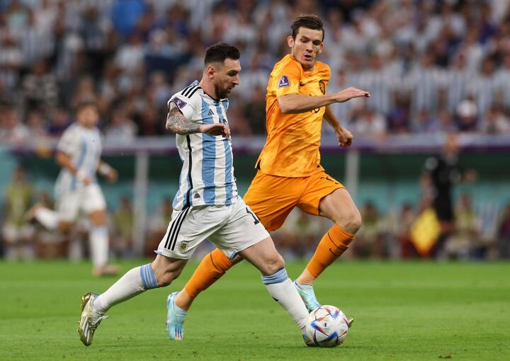 Đẳng cấp Messi che mờ lối chơi khoa học của Hà Lan - 2