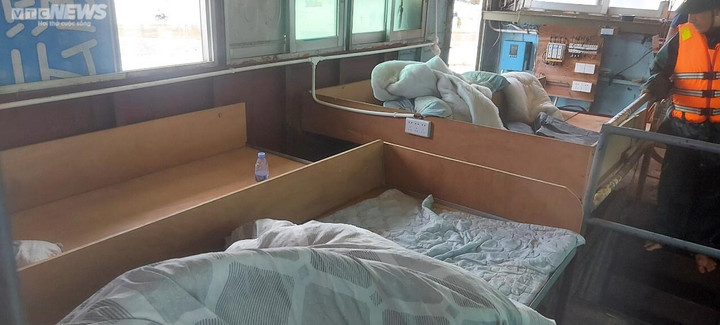 Bên trong tàu có chữ Trung Quốc vừa trôi dạt vào bờ biển Quảng Trị - 4