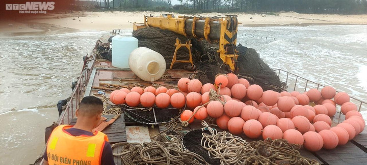 Bên trong tàu có chữ Trung Quốc vừa trôi dạt vào bờ biển Quảng Trị - 5