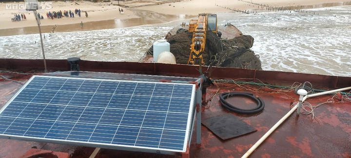 Bên trong tàu có chữ Trung Quốc vừa trôi dạt vào bờ biển Quảng Trị - 7