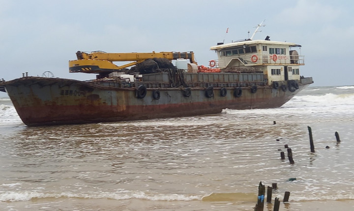 Bên trong tàu có chữ Trung Quốc vừa trôi dạt vào bờ biển Quảng Trị - 1