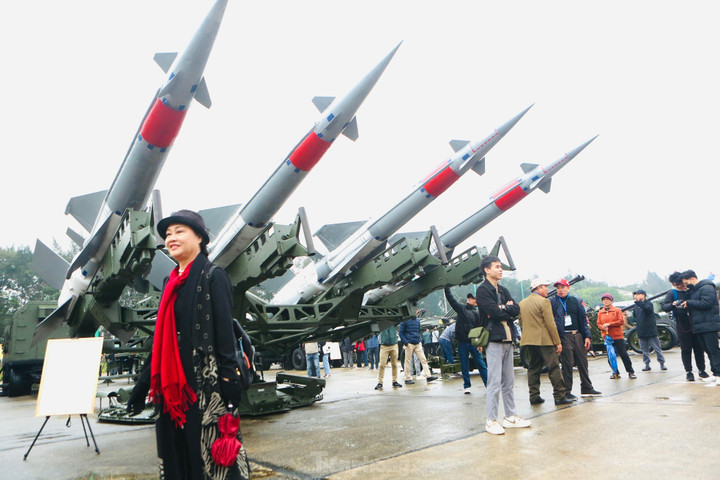 Người dân Thủ đô đội mưa xem triển lãm Quốc phòng quốc tế Việt Nam 2022 - 8