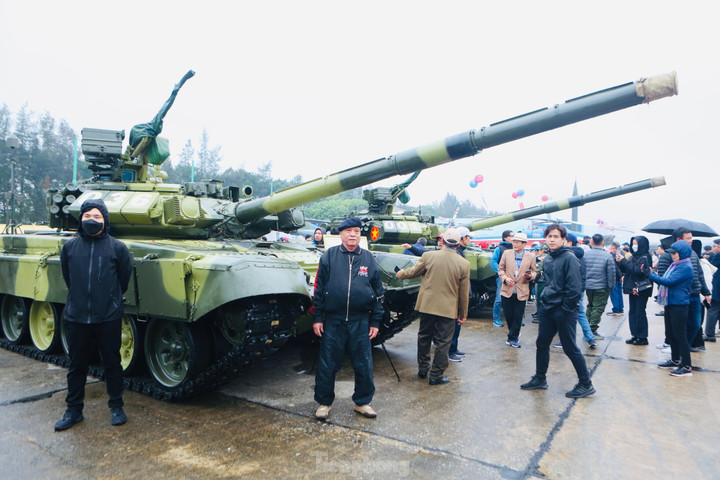 Người dân Thủ đô đội mưa xem triển lãm Quốc phòng quốc tế Việt Nam 2022 - 11