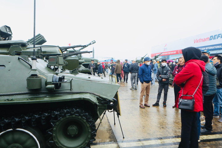 Người dân Thủ đô đội mưa xem triển lãm Quốc phòng quốc tế Việt Nam 2022 - 12