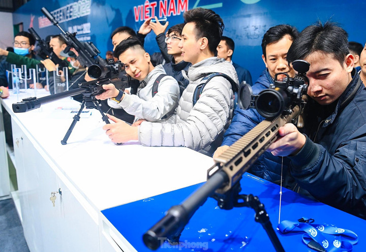 Người dân Thủ đô đội mưa xem triển lãm Quốc phòng quốc tế Việt Nam 2022 - 13