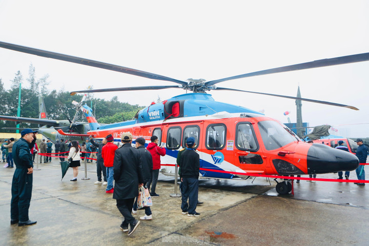 Người dân Thủ đô đội mưa xem triển lãm Quốc phòng quốc tế Việt Nam 2022 - 14