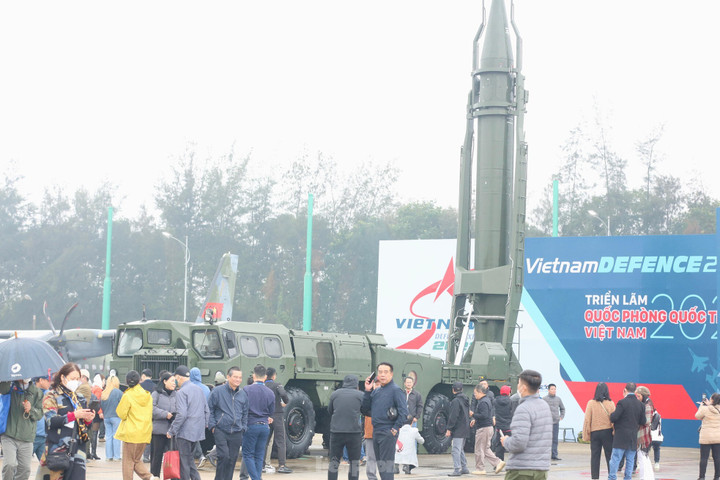 Người dân Thủ đô đội mưa xem triển lãm Quốc phòng quốc tế Việt Nam 2022 - 4