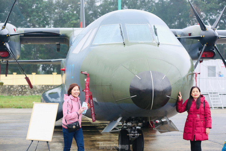 Người dân Thủ đô đội mưa xem triển lãm Quốc phòng quốc tế Việt Nam 2022 - 6