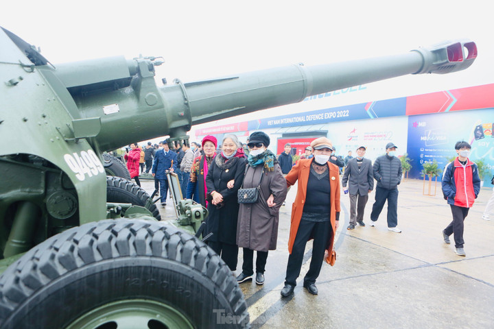 Người dân Thủ đô đội mưa xem triển lãm Quốc phòng quốc tế Việt Nam 2022 - 10