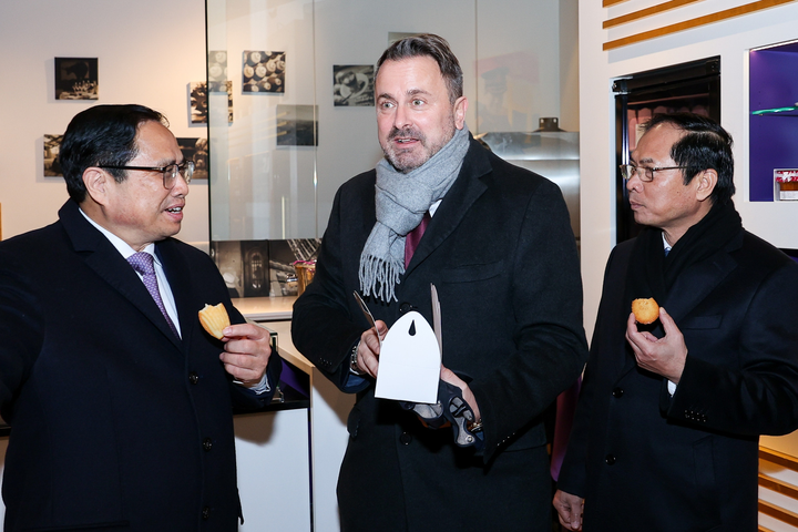 Phút thư thái của Thủ tướng Phạm Minh Chính tại phố cổ Luxembourg - 2