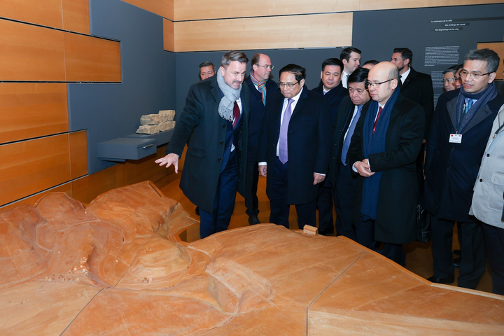 Phút thư thái của Thủ tướng Phạm Minh Chính tại phố cổ Luxembourg - 3