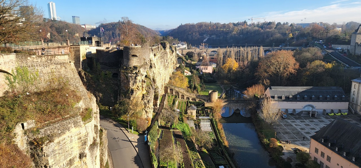 Phút thư thái của Thủ tướng Phạm Minh Chính tại phố cổ Luxembourg - 7