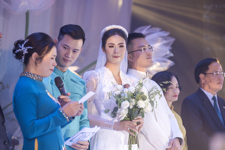 Hoa hậu Ngọc Hân nức nở khi nghe lời dặn dò của mẹ trong đám cưới - 5
