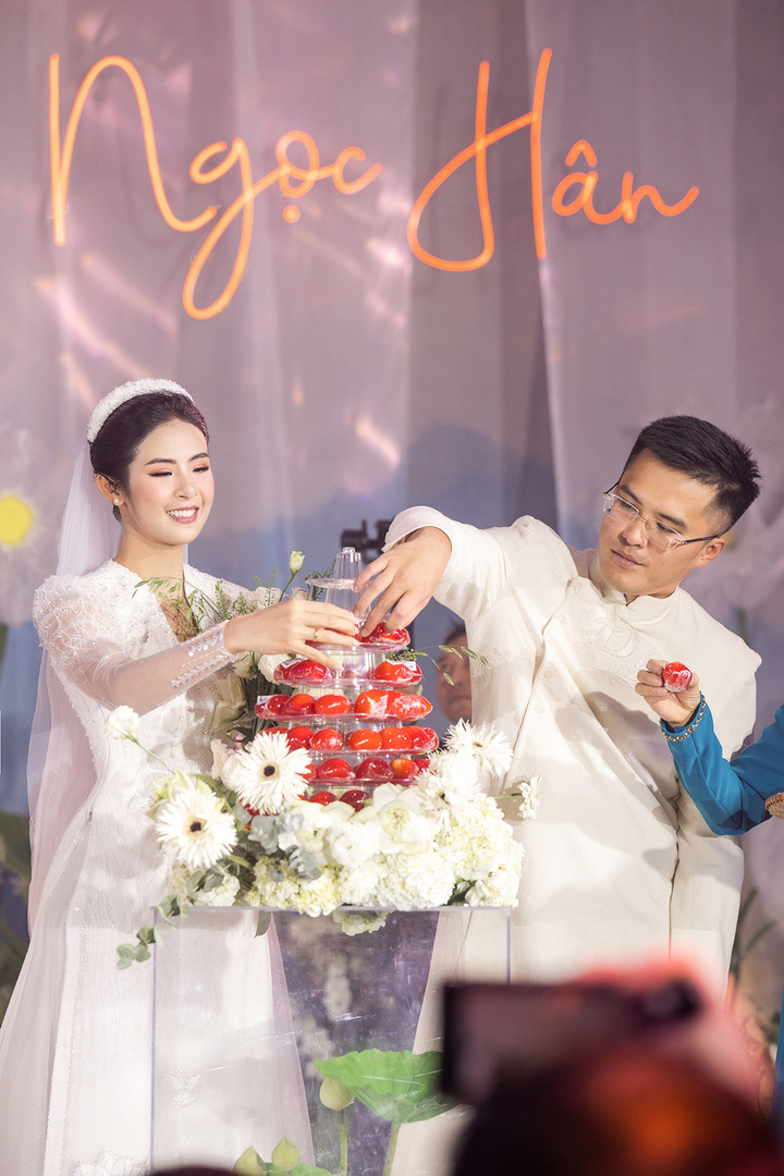 Hoa hậu Ngọc Hân nức nở khi nghe lời dặn dò của mẹ trong đám cưới - 7