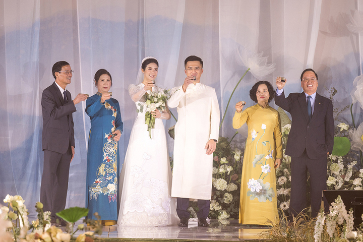 Hoa hậu Ngọc Hân nức nở khi nghe lời dặn dò của mẹ trong đám cưới - 8