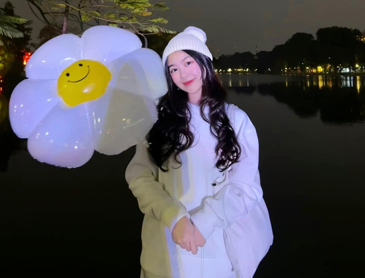 Sao Việt 12/12: Hai con gái xinh đẹp của Quyền Linh thích thú được thăm Hà Nội - 2
