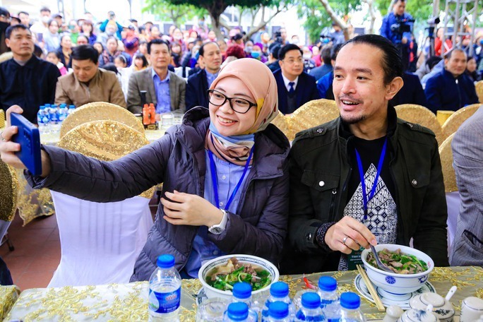 Các đại sứ, phu nhân trải nghiệm làm bánh phở - 10