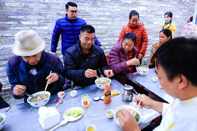 Các đại sứ, phu nhân trải nghiệm làm bánh phở - 16