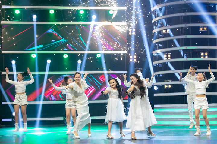 Hoà Minzy 'đứng ngồi không yên' khi gặp bản sao nhí trên sân khấu - 1