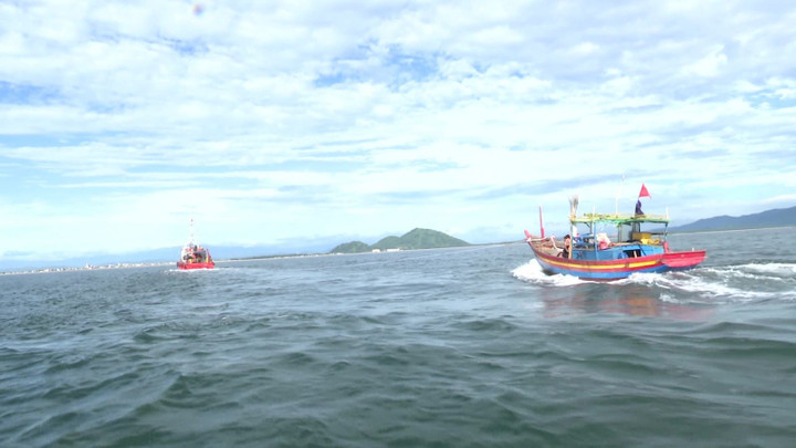 Cứu thành công 7 ngư dân Hà Tĩnh gặp nạn trên biển - 1