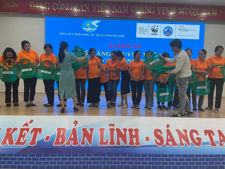 Đà Nẵng thiết lập các điểm tập kết xanh nhằm nói không với rác thải nhựa - 3
