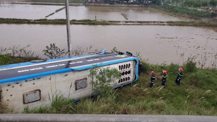 Ô tô con bẹp đầu sau va chạm với xe khách ở Quảng Bình - 2