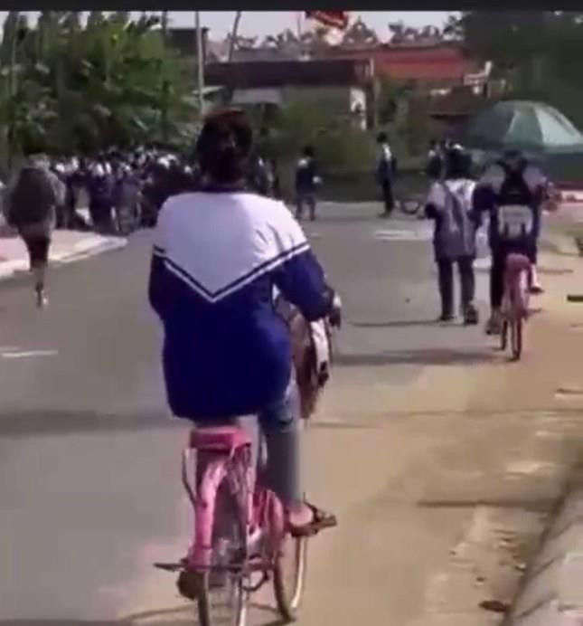 Thanh Hoá: Xác minh clip nhóm học sinh đánh nhau sau giờ tan trường - 1