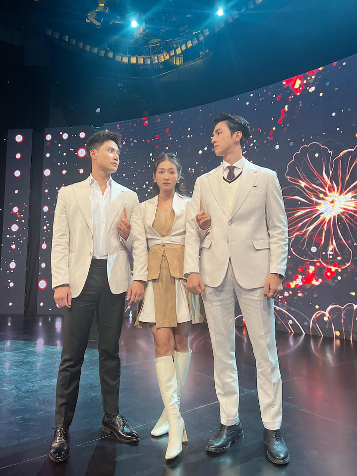 Sao Việt 14/12: Bà xã Quyền Linh trẻ trung, sành điệu ở tuổi 51 - 7